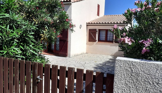 In residence with swimming pool, renovated house sleeps 5