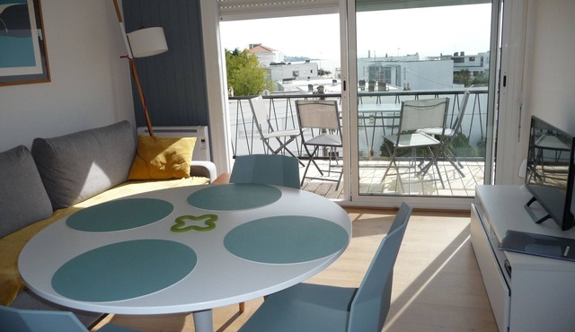 In Royan, Beautiful apartment 100 m from the beach and the city center with sea view