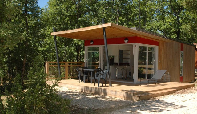 In Saint Cirq Lapopie, bright chalets with panoramic views, swimming pool