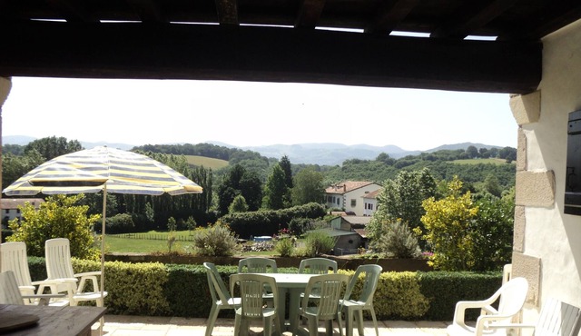 In Sare, character apartment of 400 m² in typical Basque house with 6 bedrooms