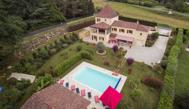 In Sarlat, BIG PERIGOURDINE 10/14 pers with private heated pool