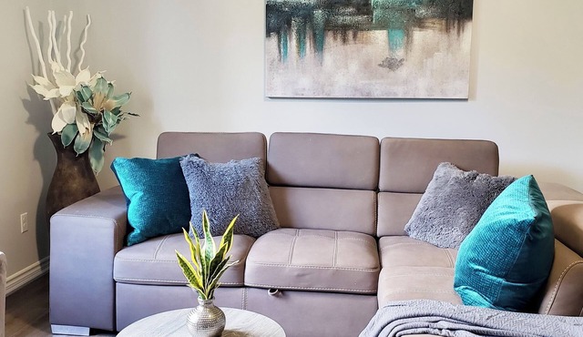 In style 3 Bdrm house- king bed, Netflix, 2 parking