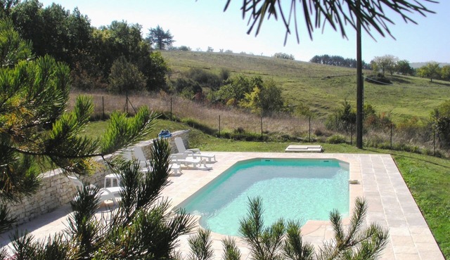 In the center of Périgord Noir (SARLAT 20 Km)- LE COUX et BIGAROQUE. Périgourdine house with swimming pool, beautiful panorama on valley, on property of 6 ha.