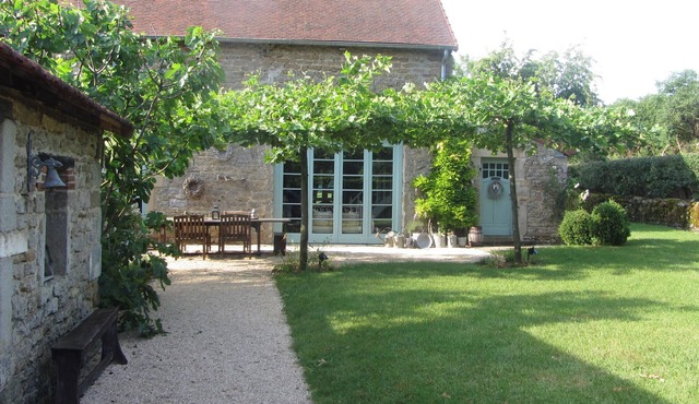 In the heart of Burgundy, barn for 8 people, swimming pool, pétanque court, *