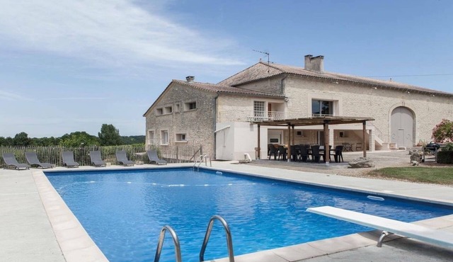In the Bordeaux region, surrounded by vineyards, a comfortable amenity property.