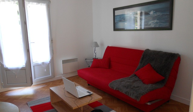 In the center of St-Marc-sur-Mer within 300 m from the beach (Blue Flag Beach)