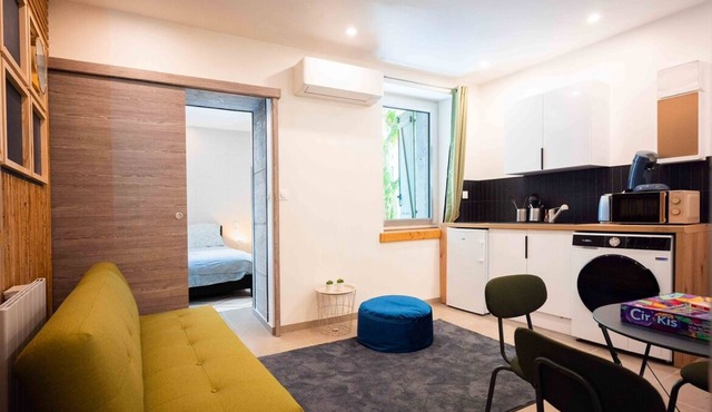 In the center of town, charming 2-room apartment on the ground floor, with parking space.