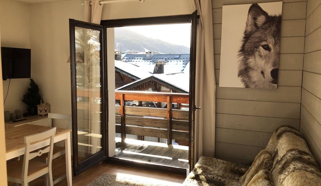 In the center of the village of Les Gets, ski-in ski-out apartment overlooking the slopes