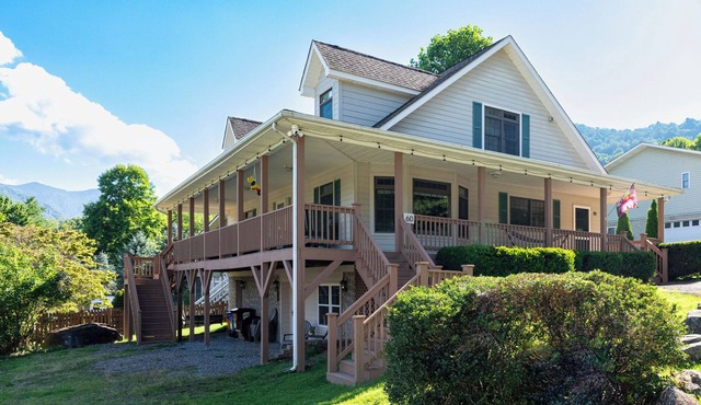 In The Center of Maggie Valley/Sleeps 10/Game Room