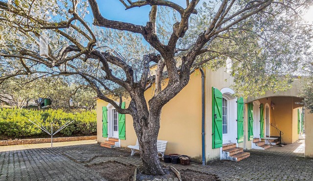 In the charming town of Saint Chinian welcomes you this beautiful cottage with lovely garden.