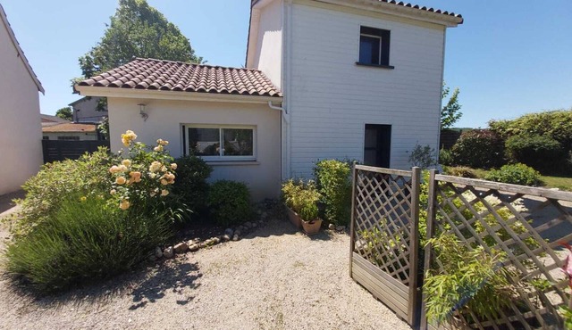 In the city as in the country! 2.7kms from the Valentre bridge