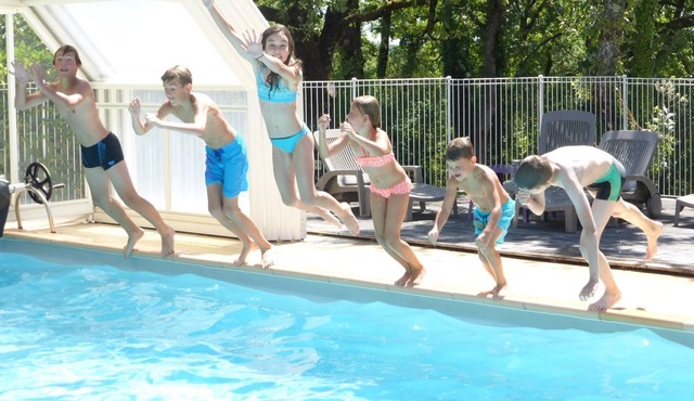 In the country side, near Sarlat, cottage with indoor heated swimming pool