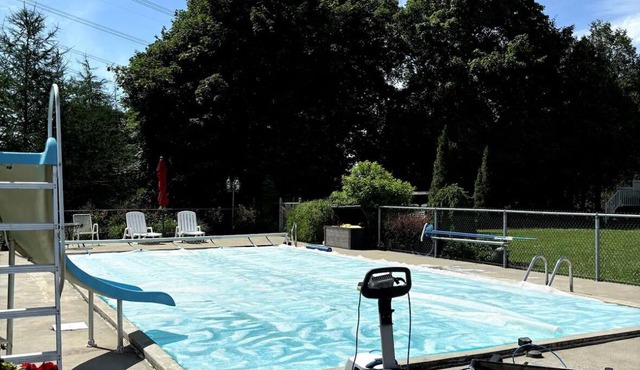 In the countryside, 10 minutes from town. All amenities, spa, heated pool