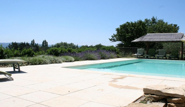 In the countryside, 4 bedrooms, swimming pool, at the foot of the Luberon, 1.5 km from Lourmarin.