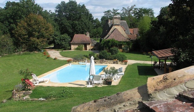 In the Dordogne, authentic house in eighteenth private hamlet with pool