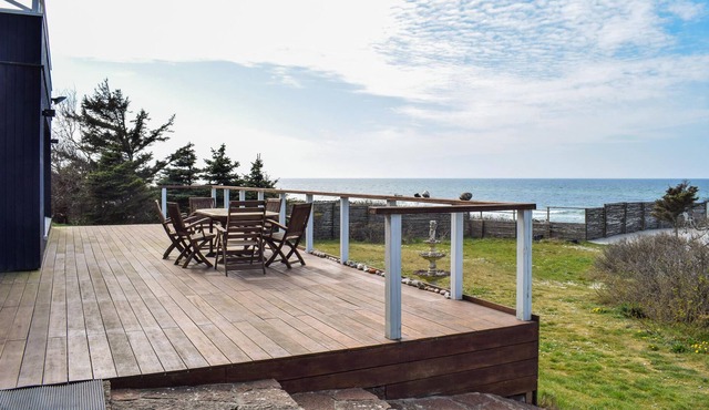 In the first row and with direct access to the sea is this beautiful vacation home in a unique locat