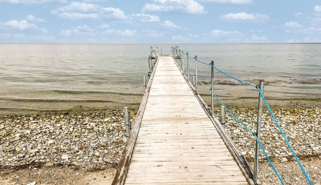 In the first row by the water lies this exceptionally cozy cottage at Strøby Ladeplads.
