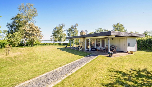 In the first row to Grønsund lies this cozy cottage.
