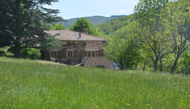 In the middle of nature, large and comfortable farm, completely renovated in 2016