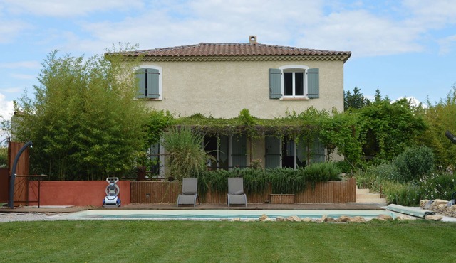 In the heart of cicadas and vineyards