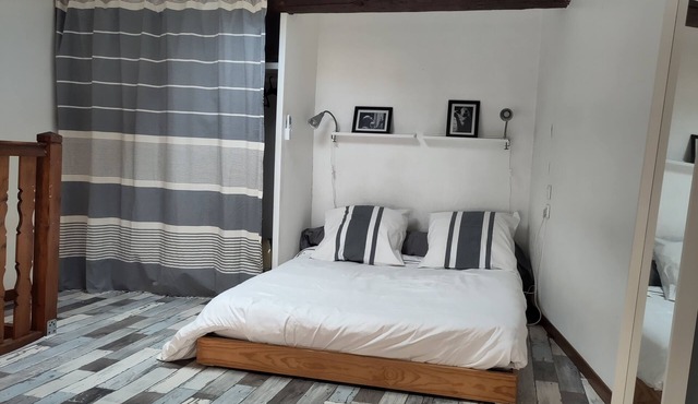 In the center of the village, very quiet, close to all shops and the beach.