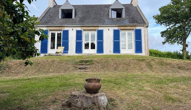 🌸 "In the Garden of Camellias – Peaceful House Between Sea and Artists’ Town"