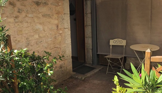 In the heart of St Florent apartment le Colombier with small courtyard 10 mn from A71