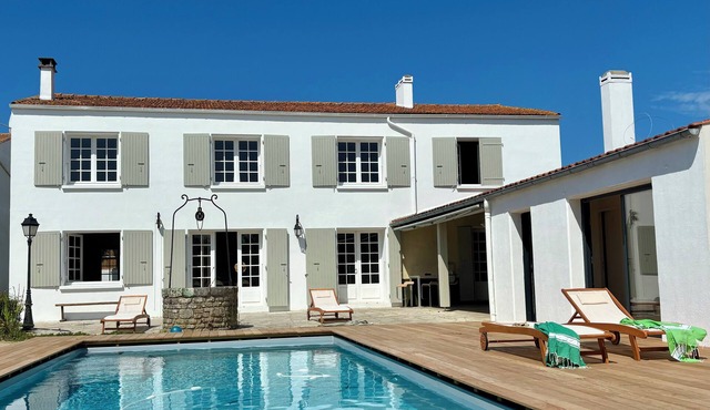 In the heart of town and 5 minutes from the beaches, Charentaise house