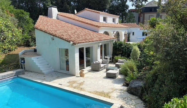 In the heart of the Bois de la Chaise 6 bedroom villa - swimming pool - 600m from the beach