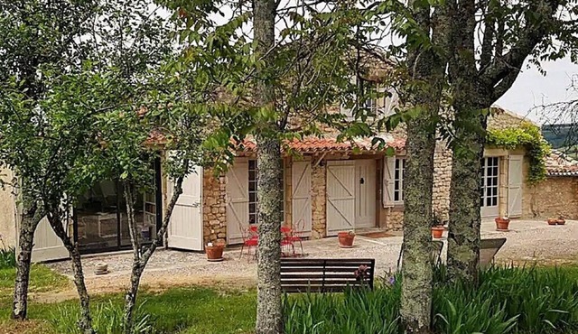 In the heart of nature, with an exceptional view of Cordes-sur-Ciel! Ideal for touring and walking.