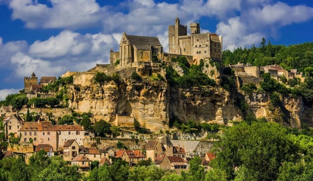 In the heart of the best of the Dordogne; 10 min walk to middle Beynac centre.