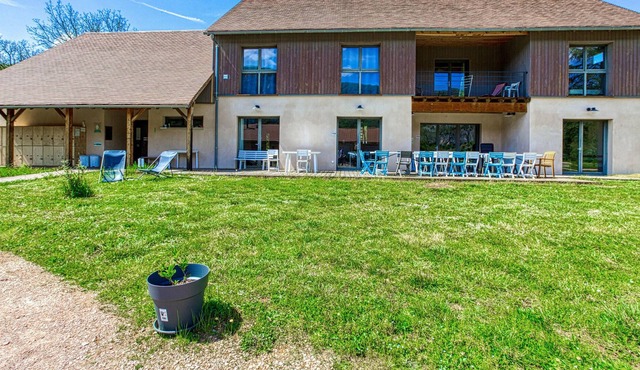 In the heart of the regional nature park Grands Causses welcomes you this very spacious cottage many