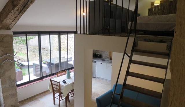 In the heart of a Provencal village, a converted semi-troglodyte cabin!