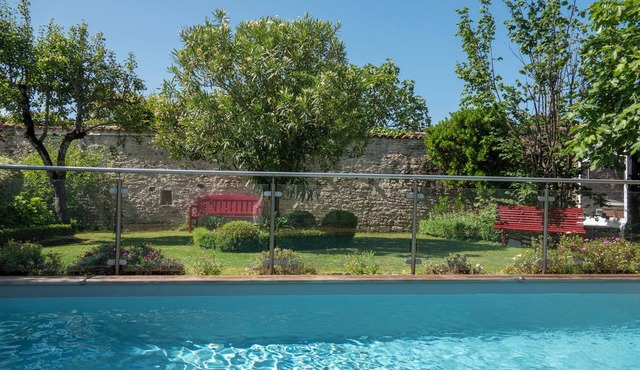 In the heart of Saint Martin de Ré, large house with courtyard, garden and swimming pool.