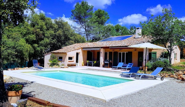 In the heart of 4600m2 of oaks, quiet: swimming pool, tennis, pétanque, private