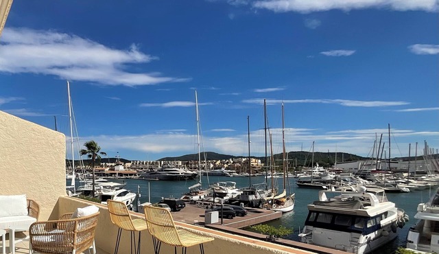 In the heart of a port. Newly renovated apartment Marina view