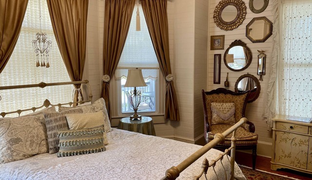 In the Heart of Apalachicola~Walk Everywhere!~Ivory Pearl Suite~Majestic Jewel