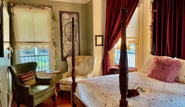 In the Heart of Apalachicola~Walk Everywhere!~Vintage Rose Suite~Majestic Jewel