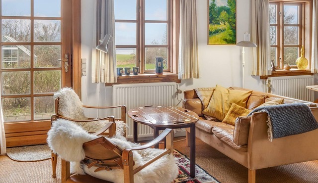 In the heart of Bogø Island, this beautiful thatched house welcomes you with authentic charm.