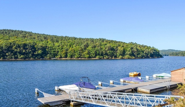 In the heart of Brittany, this charming stone house welcomes you in Canihuel.