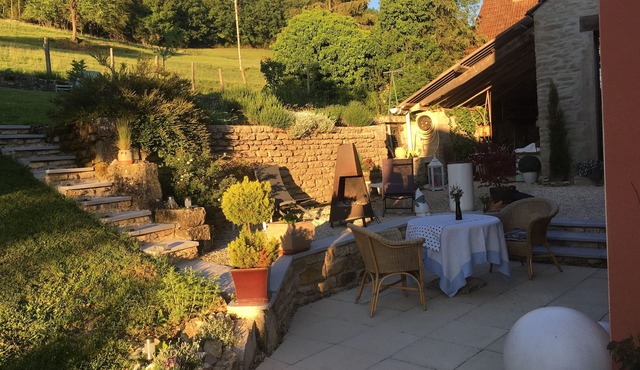 In the heart of Burgundy, in a quiet location, pretty renovated farmhouse for 8 people.
