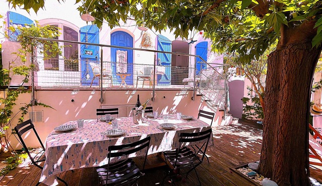 In the heart of Calvi, charming house, garden, 150 meters from a small beach.