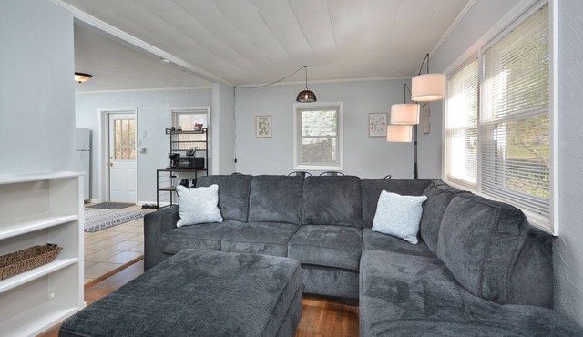 In the heart of Chapel Hill Walk to UNC & cafés! 3 Bedroom House