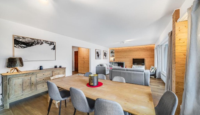 In the heart of Crans, fireplace and parking