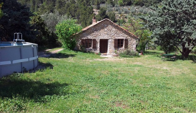 In the heart of Drôme Provençale countryside cottage baronies Park