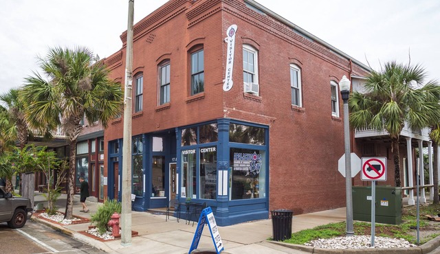 In the heart of downtown Apalach w/restaurants, shops & waterfront within steps