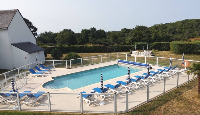 IN THE HEART OF THE GULF - BEAUTIFUL T2 RENOVATED WITH HEATED SWIMMING POOL FOR 4 PEOPLE.