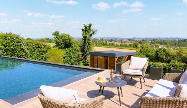 In the heart of the charming region of Vals du Dauphiné, between lakes and mountains, enjoy this cha