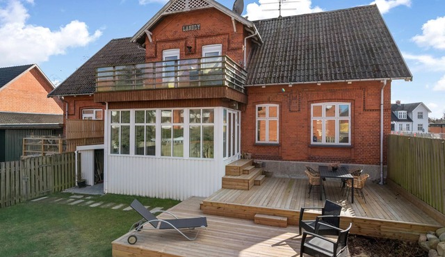 In the heart of Hillerød welcomes you this comfortable vacation home with beautiful garden.