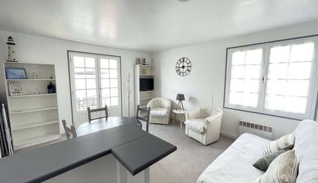 In the heart of La Flotte - House 4 persons- private Patio - Private parking